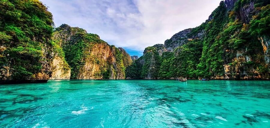 From Krabi: Phi Phi Islands Speedboat Day Tour - The guide team and group experience