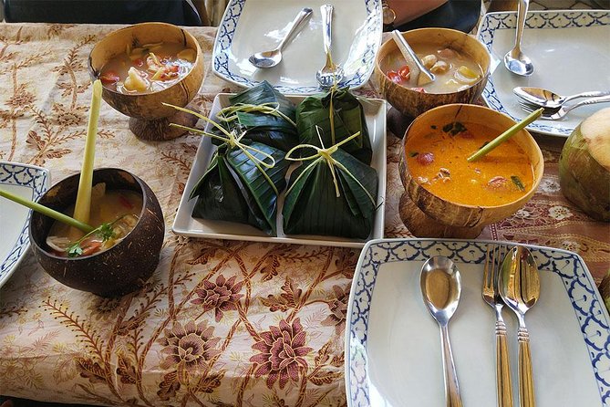 Home Style Family class with fruit carving and market tour - Learning to make cold-pressed coconut oil