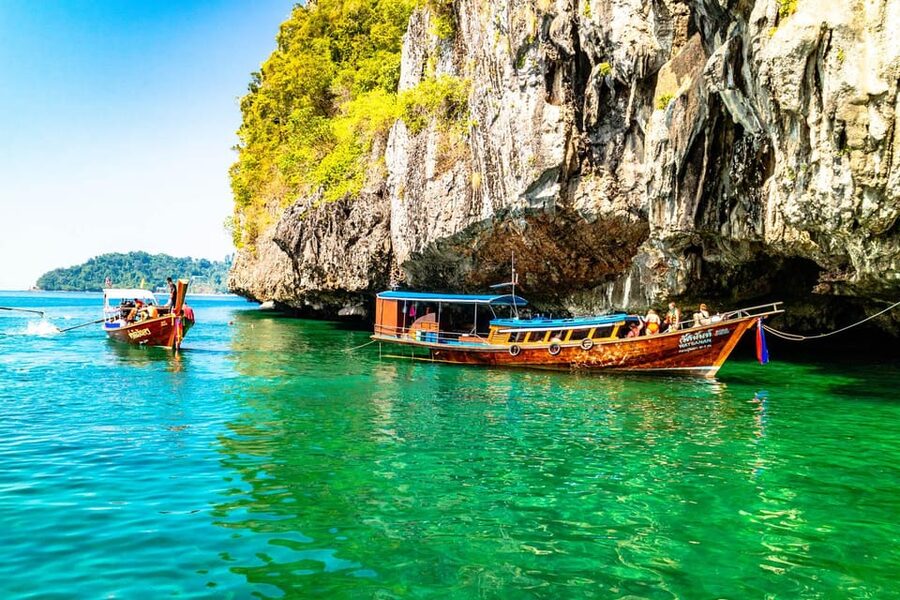 Ko Lanta: Emerald Cave and 4 Islands Tour by Longtail Boat - Lunch and free time on Koh Ngai