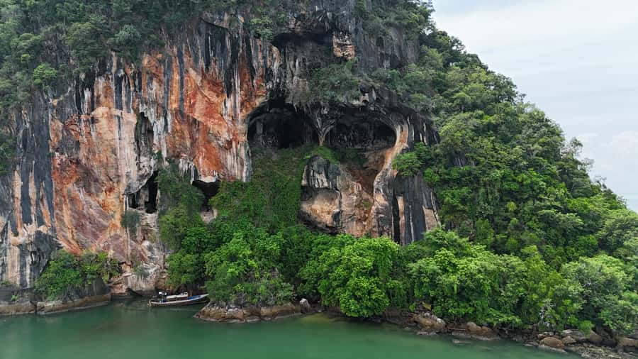 Ko Lanta: Half-Day Kayaking Koh Phee & Koh Talabeng 2 Caves - Koh Phee and the climb into Skull Cave