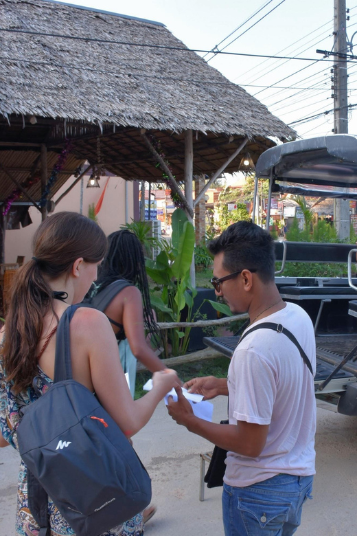 Koh Lanta: 4 Islands and Emerald Cave Tour by Longtail Boat - Koh Chueak: The First Snorkeling Stop