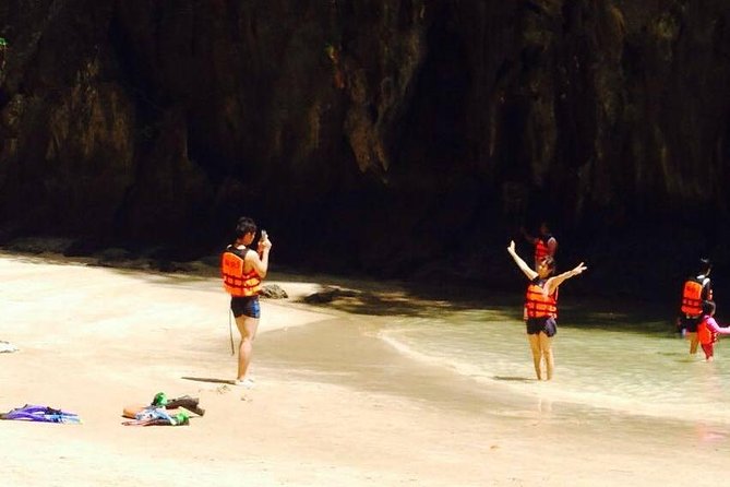 Koh Lanta: 4 Islands Tour by Speedboat with Snorkeling - Lunch and free time on Koh Kradan