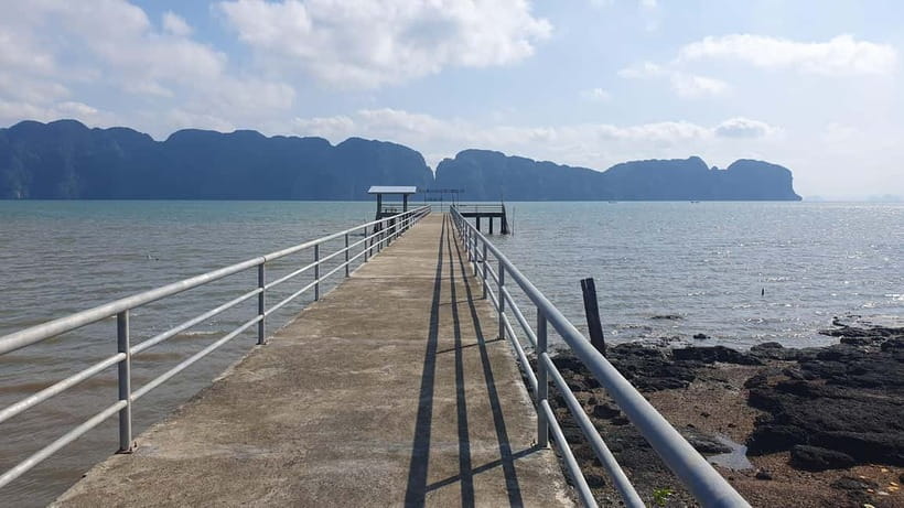 Koh Lanta Cultural Tuk-Tuk Tour: Old Town, Batik & Mangroves - Walking the mangroves, or paying for a boat