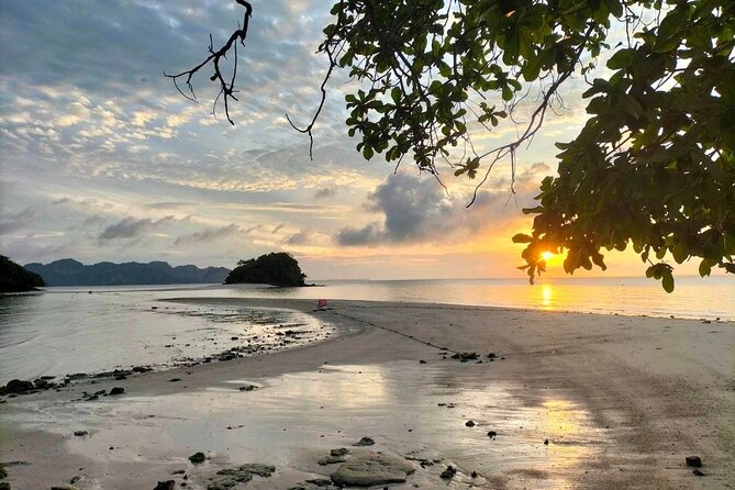 Krabi 7 Islands Sunset Tour BBQ Beachside Dinner + Plankton Swim - Tup Island and the tide-sensitive sandbar
