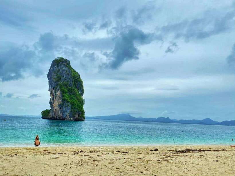 Krabi:Day Trip 4 Islands by Premium Longtail Boat with Lunch - Koh Poda: lunch beside white sand