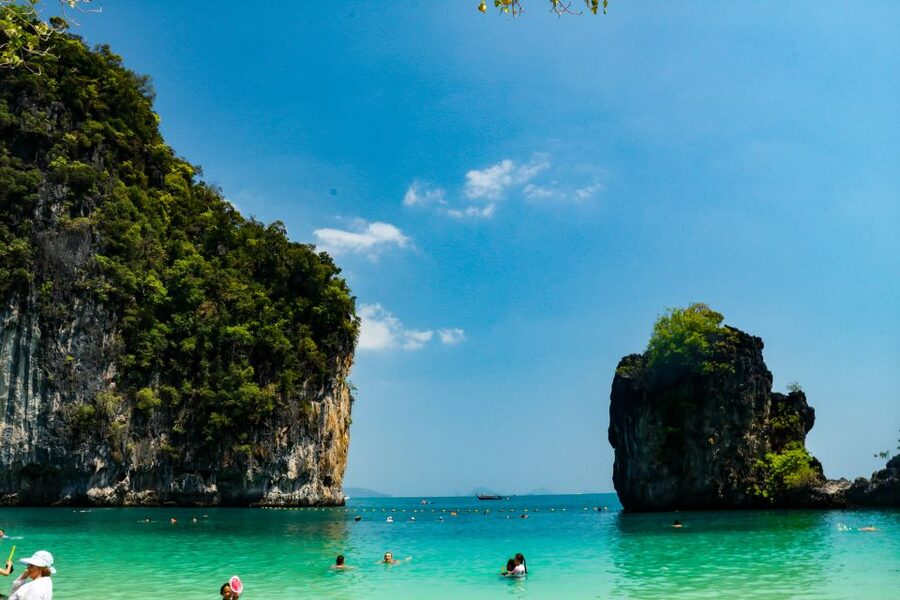 Krabi: Hong Island Day Trip by Speedboat with Thai Lunch - Hong Lagoon and its limestone walls