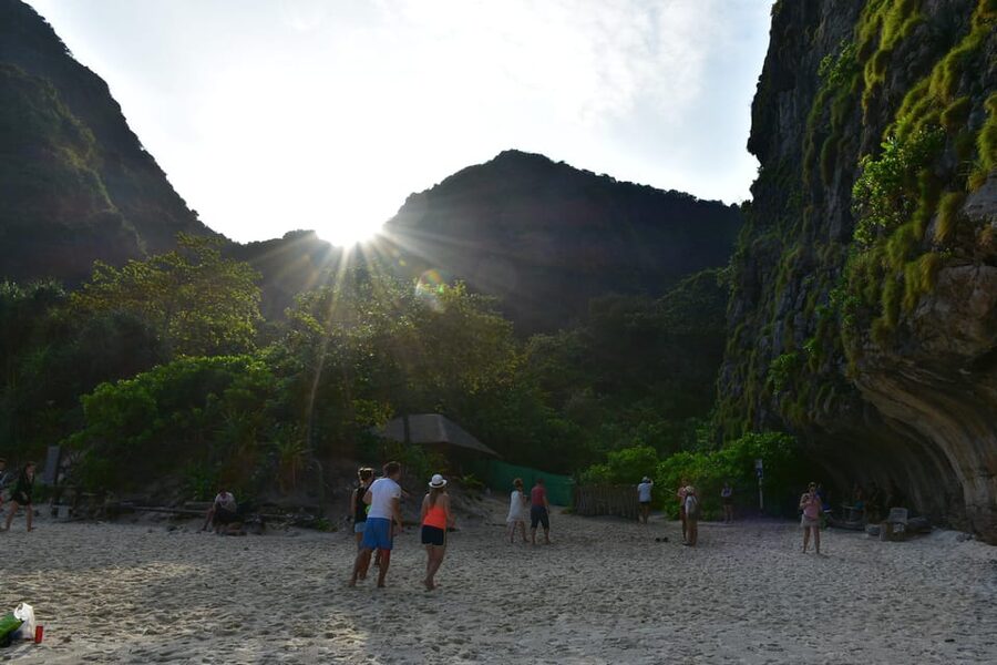 Krabi: Phi Phi Islands & Maya Bay Speedboat Tour with Lunch - Guides, crew, and the group-size question