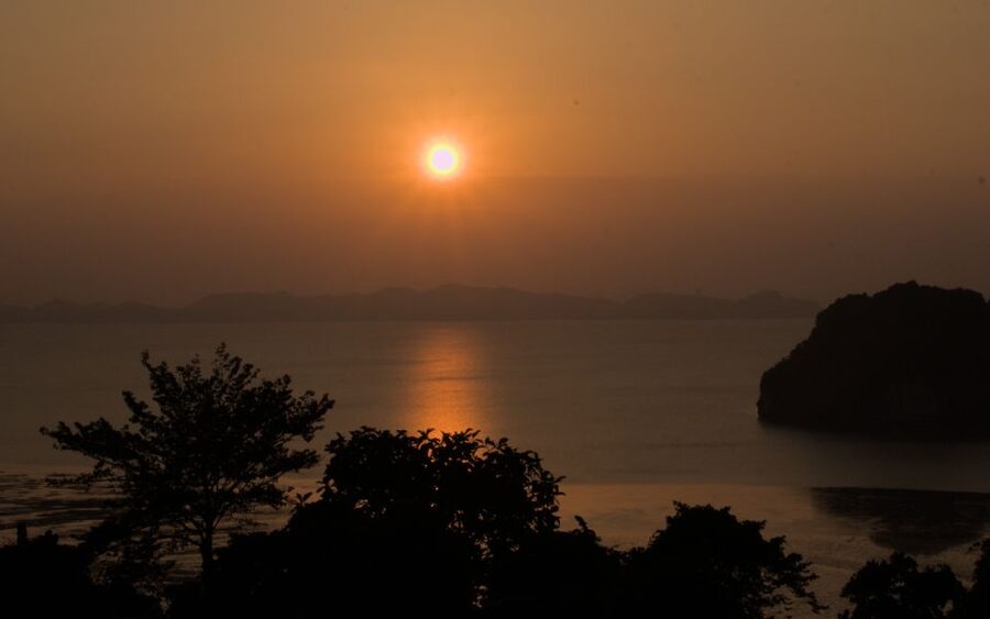 Krabi: Sunset Kayaking Ao Thalane with Dinner BBQ - Photographing the sunset from the kayak