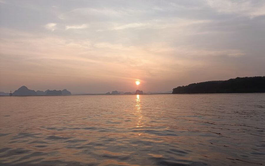 Krabi: Sunset Kayaking Ao Thalane with Dinner BBQ - Who should book this evening outing