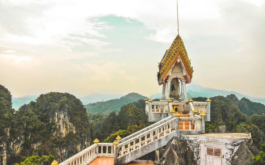 Krabi: Tiger Cave, Hot Springs and Emerald Pool Jungle Tour - Tiger Cave Temple and the 1,260-step climb