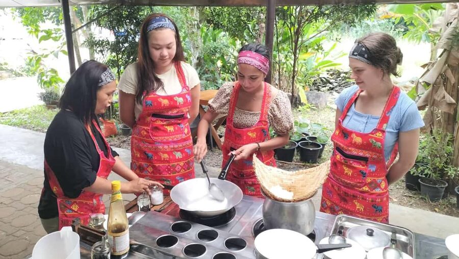 Krabi: Traditional Thai Cooking Class with Local Chef - Cooking in stages keeps the food hot