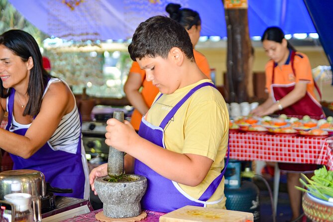 Penny Thai Cooking Class Krabi - Curry paste made from scratch