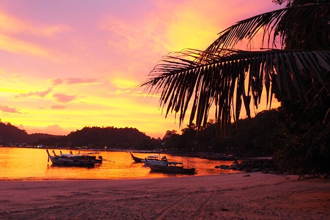 Phi Phi 4 Islands Sunset Tour with Bioluminescent Plankton - Poda Island pairs snorkeling with dinner