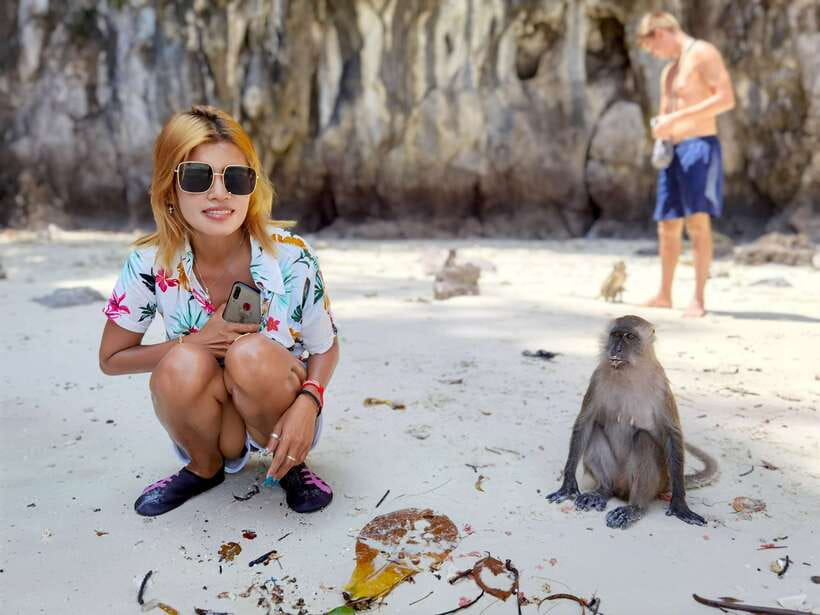Phi Phi: Half-Day Tour with Maya Bay, Pileh Lagoon & Snorkel - Speedboat comfort and group size