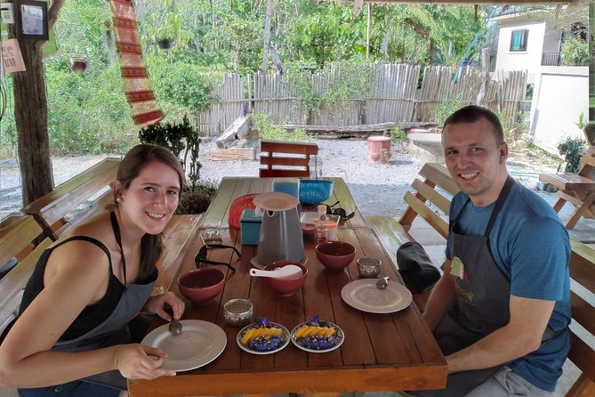 Smart Cook Thai Cookery School in Aonang, Krabi - Making curry paste with a mortar and pestle