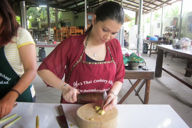 Ya Thai Cookery School Class in Krabi - Cooking Thai food in a small Ao Nang school